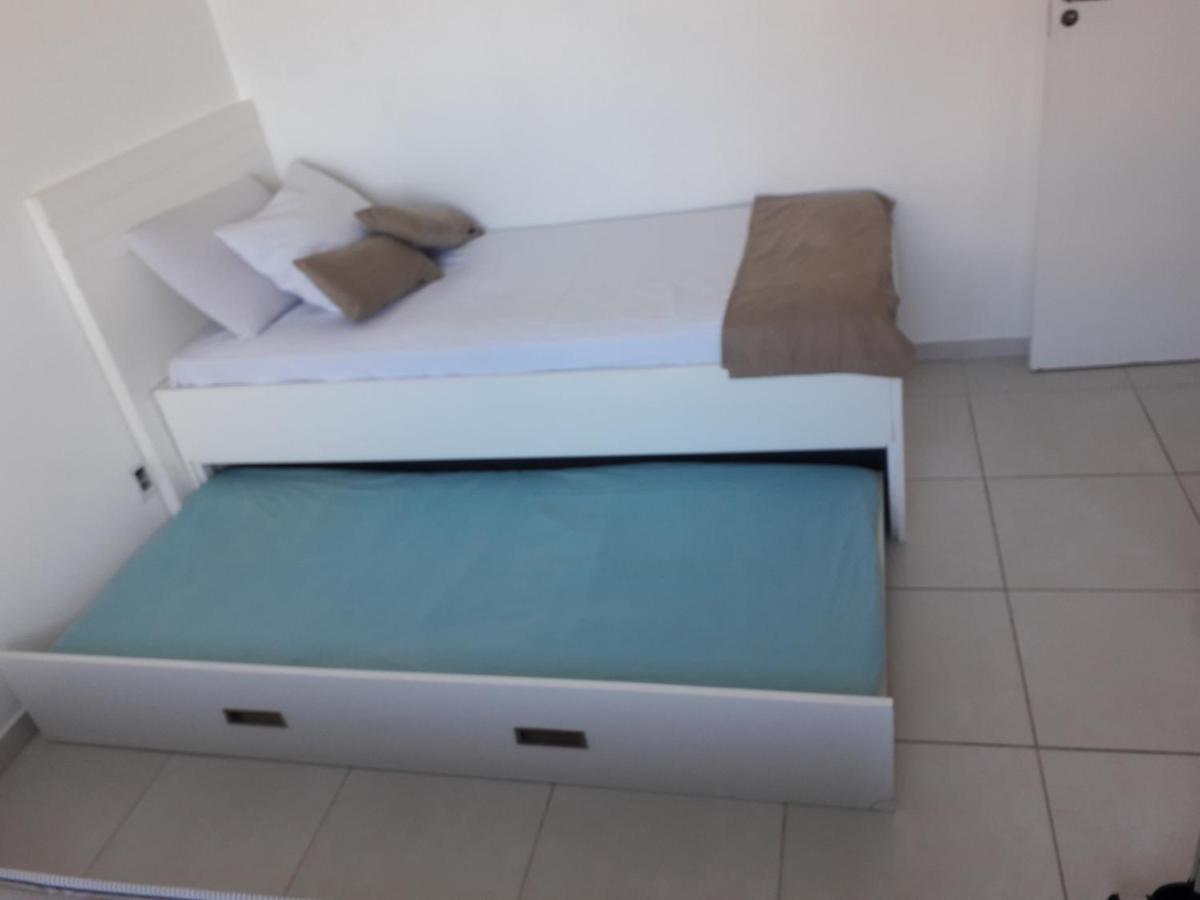 Apartamento Em Canasvieiras Mil E Seissentos Metros Da Praia, 5 Carteirinhas Simultaneas De Picina, Ar Condicionado Nos Quartos, Uma Vaga De Garagem E Nao Aceita Animais *